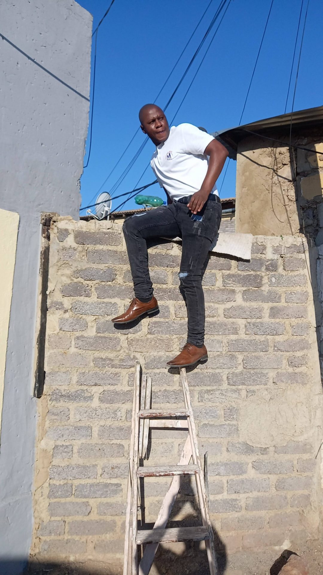 Journalist forced to jump wall to rescue imprisoned residents
