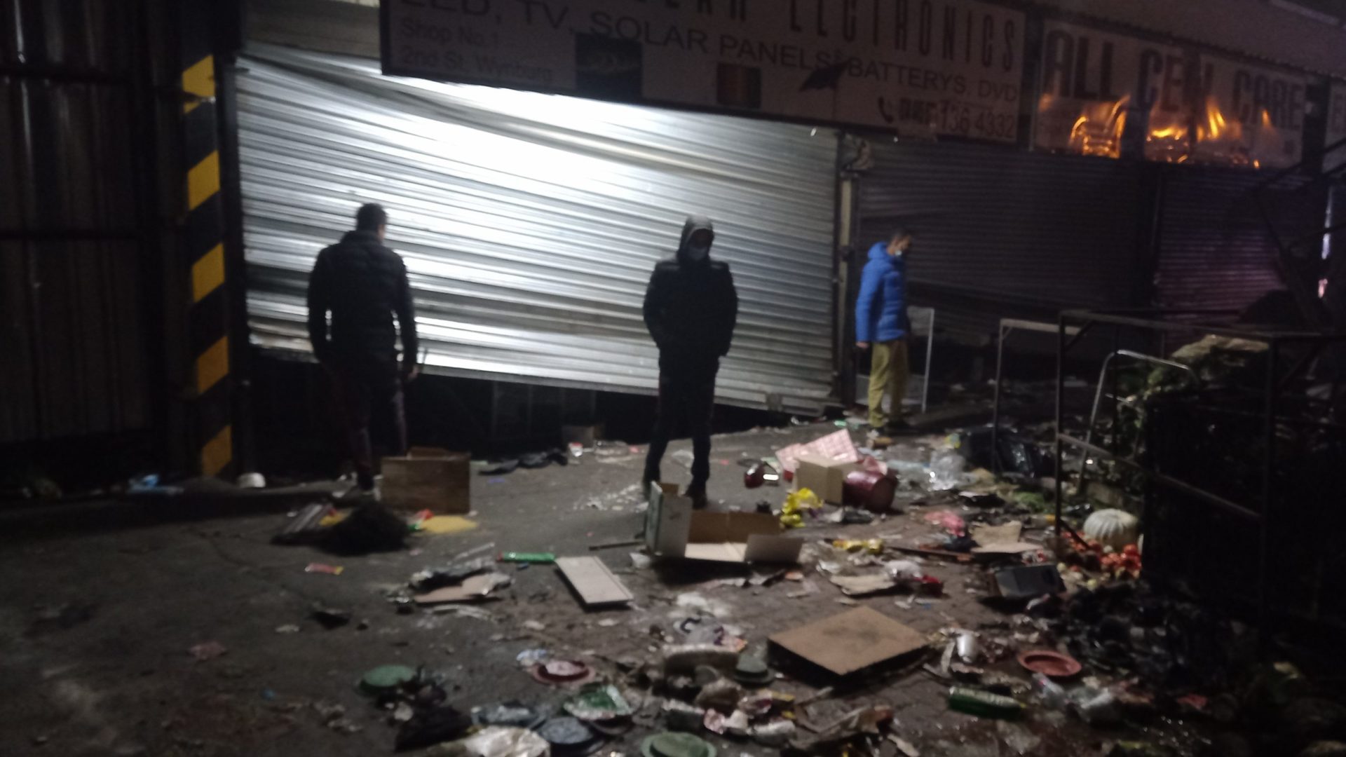 Resident dies while police officer injured when group demanding release of Jacob Zuma shot at him in Alexandra during looting of shops