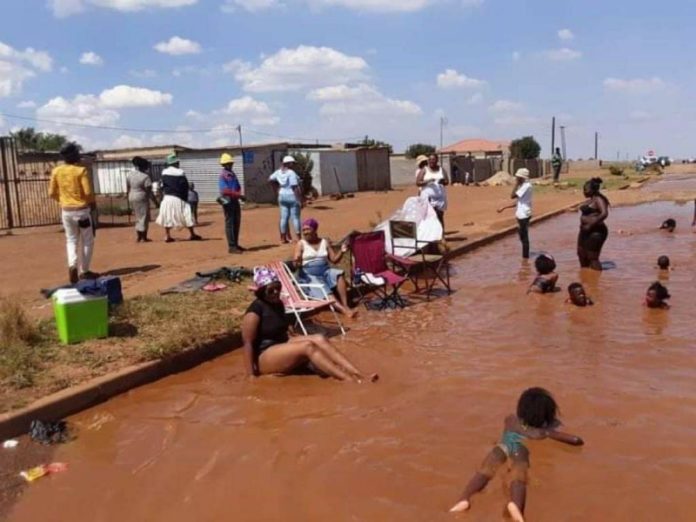 Residents use this bizarre pothole as swimming pool